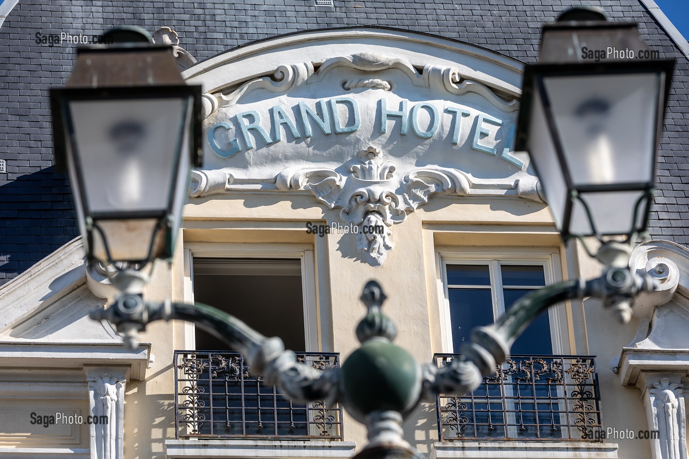 FENETRE ET BALCON DU GRAND HOTEL, CABOURG, CALVADOS, NORMANDIE, FRANCE 