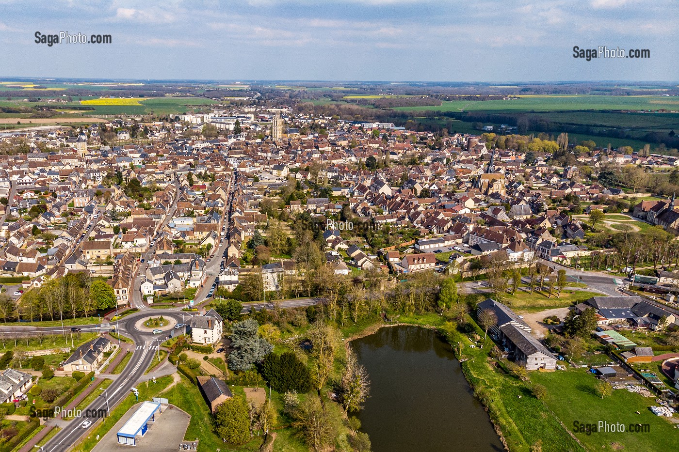 VILLE DE VERNEUIL-SUR-AVRE, VUE DE DRONE, EURE, NORMANDIE, FRANCE 