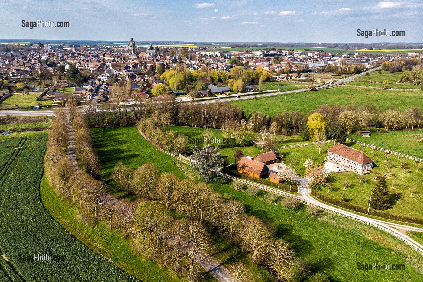 VILLE DE VERNEUIL-SUR-AVRE ET CAMPAGNE ENVIRONNANTE, VUE DE DRONE, EURE, NORMANDIE, FRANCE 
