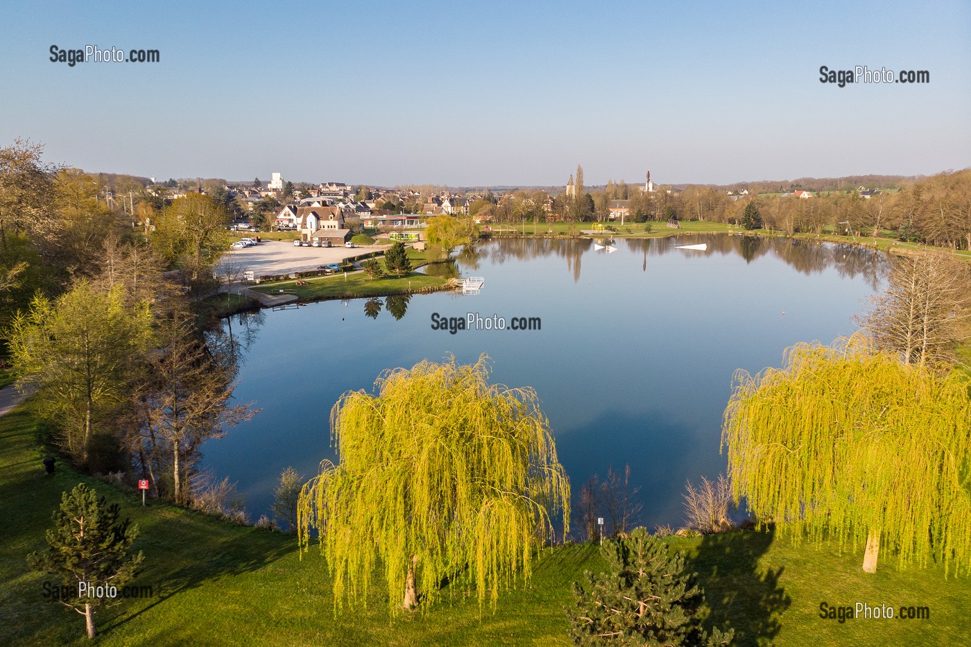 ETANG DE L'ESPACE LOISIRS DE LA VILLE DE MESNIL-SUR-ITON, VUE DRONE, EURE, NORMANDIE, FRANCE 