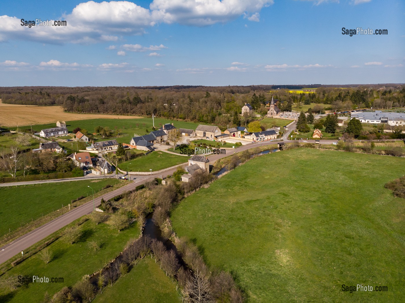 VILLAGE DE GOUVILLE, MESNIL-SUR-ITON, VUE DRONE, EURE, NORMANDIE, FRANCE 