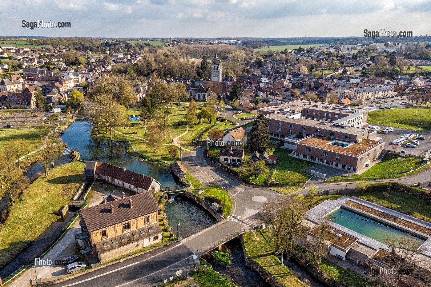 LA RISLE, PISCINE NATURELLE BIOLOGIQUE, EHPAD, VILLE DE RUGLES VUE DE DRONE, EURE, NORMANDIE, FRANCE 