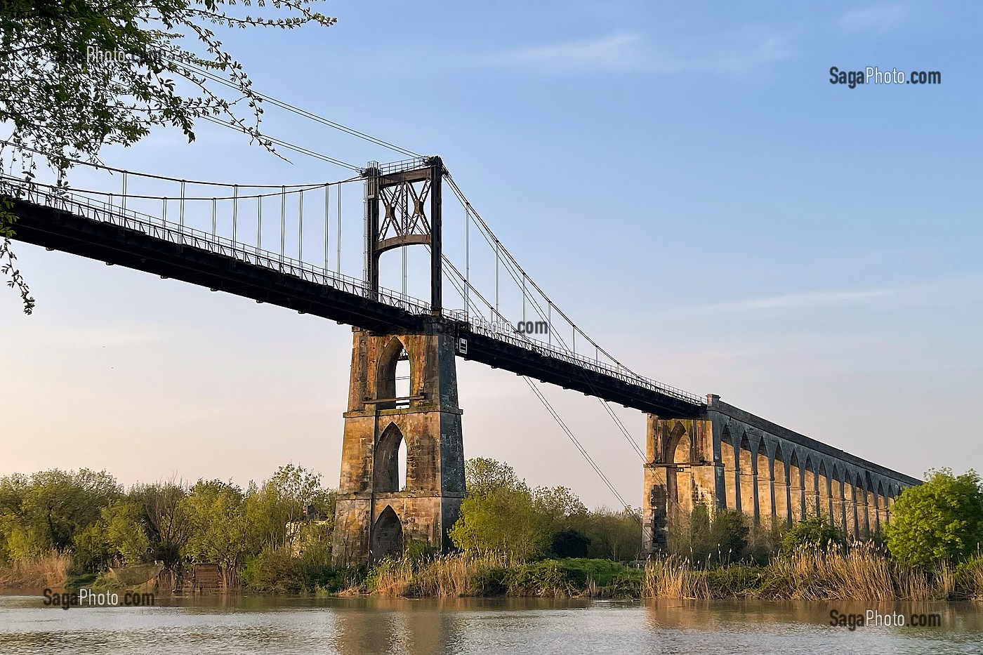 VIEUX PONT SUR LA CHARENTE, TONNAY-CHARENTE, CHARENTE-MARITIME, FRANCE 