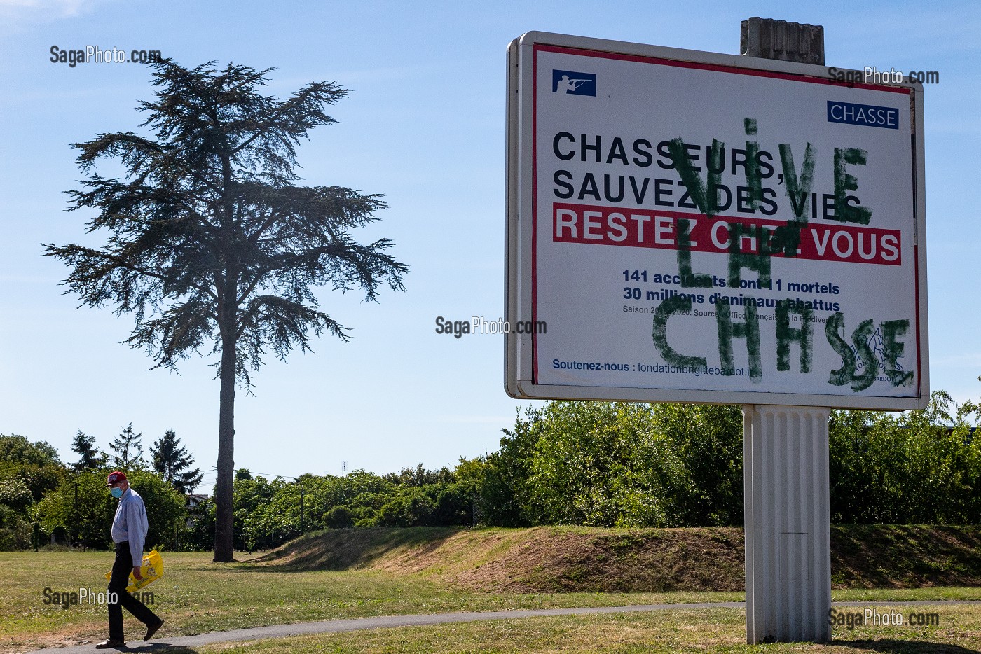 PANNEAU D'AFFICHAGE CONTRE LES CHASSEURS FINANCE PAR LA FONDATION BRIGITTE BARDOT, TAG VIVE LA CHASSE, TONNAY-CHARENTE, CHARENTE-MARITIME, FRANCE 