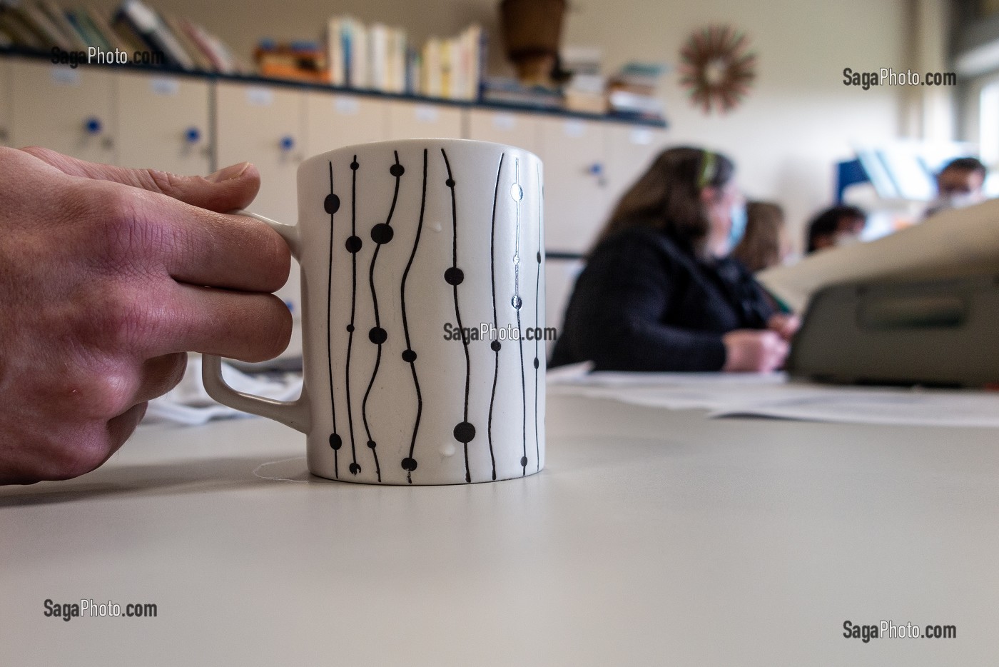 PAUSE CAFE DANS LA SALLE DES PROFESSEURS, COLLEGE DE RUGLES, RUGLES, EURE, NORMANDIE, FRANCE 