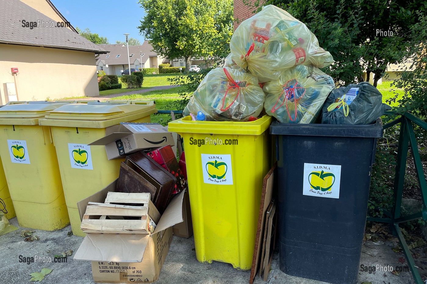 POUBELLES DE RECYCLAGE DEBORDANTES DE SACS, LISIEUX, CALVADOS, NORMANDIE, FRANCE 