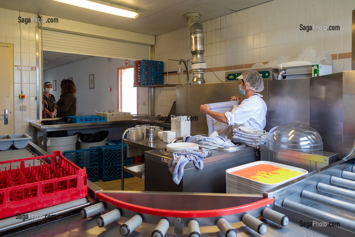 NETTOYAGE DE LA VAISSELLE, PERSONNEL D'ENTRETIEN ET DE RESTAURATION, COLLEGE DE RUGLES, RUGLES, EURE, NORMANDIE, FRANCE 