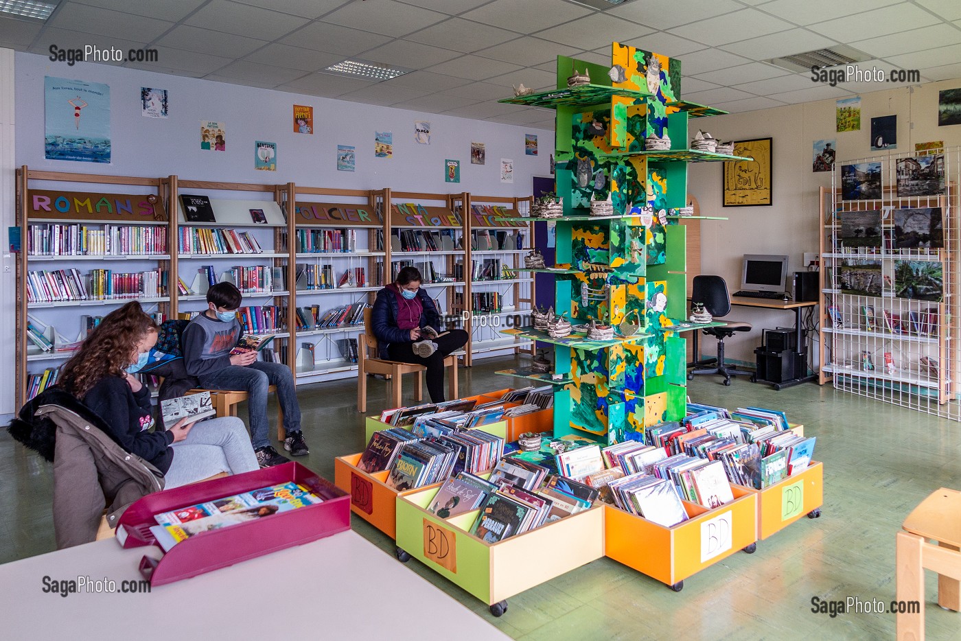 CENTRE DE DOCUMENTATION ET D'INFORMATION (CDI), BIBLIOTHEQUE, COLLEGE DE RUGLES, RUGLES, EURE, NORMANDIE, FRANCE 