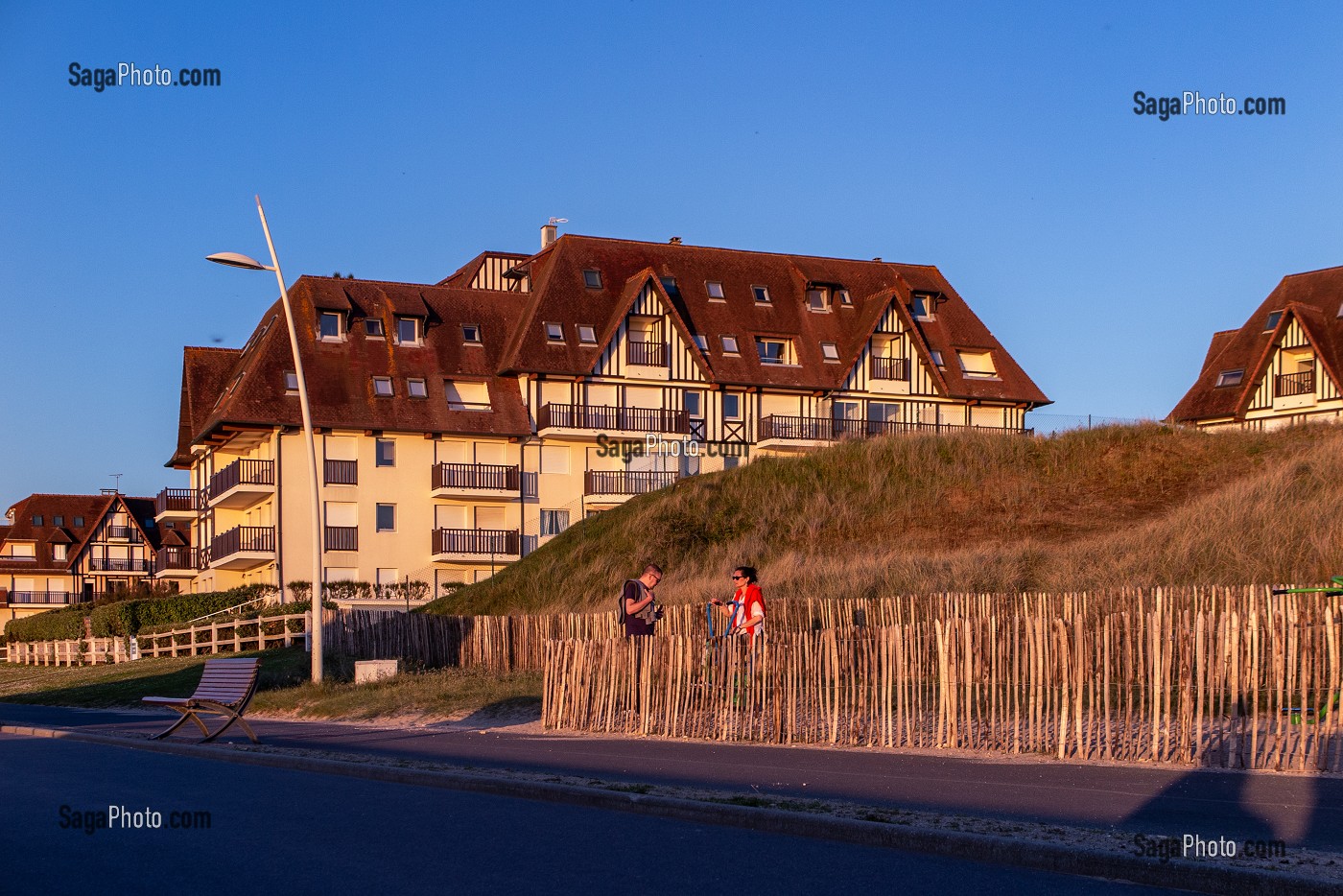 RESIDENCE DE VACANCES FACE A LA MER EN FIN D'APRES-MIDI, CABOURG, CALVADOS, NORMANDIE, FRANCE 