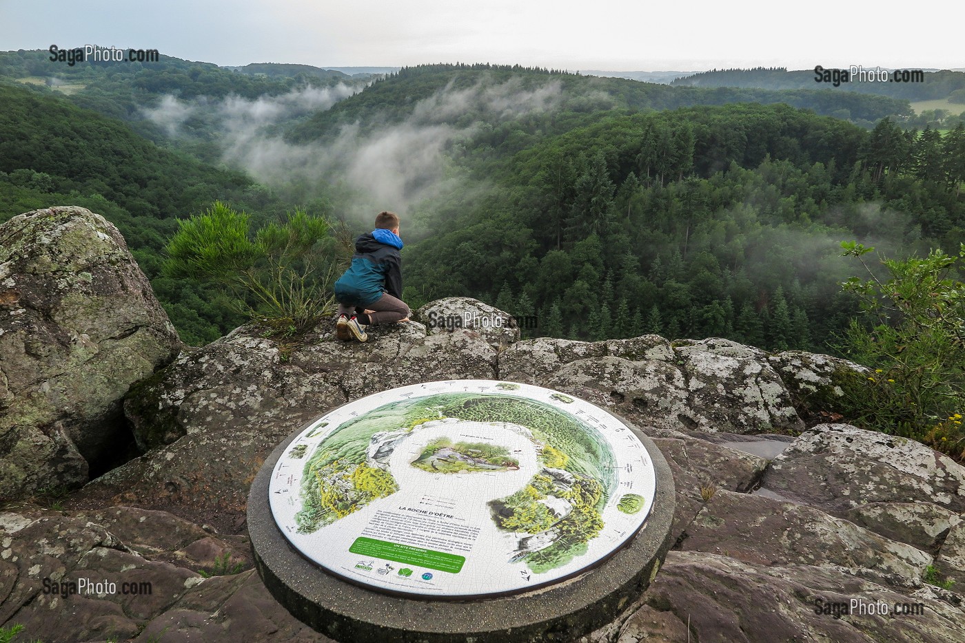 TABLE D'ORIENTATION AU DESSUS DES GORGES DE LA ROUVRE, SITE NATUREL DE LA ROCHE D’OETRE, SAINT-PHILBERT-SUR-ORNE, SUISSE NORMANDE, ORNE, NORMANDIE, FRANCE 