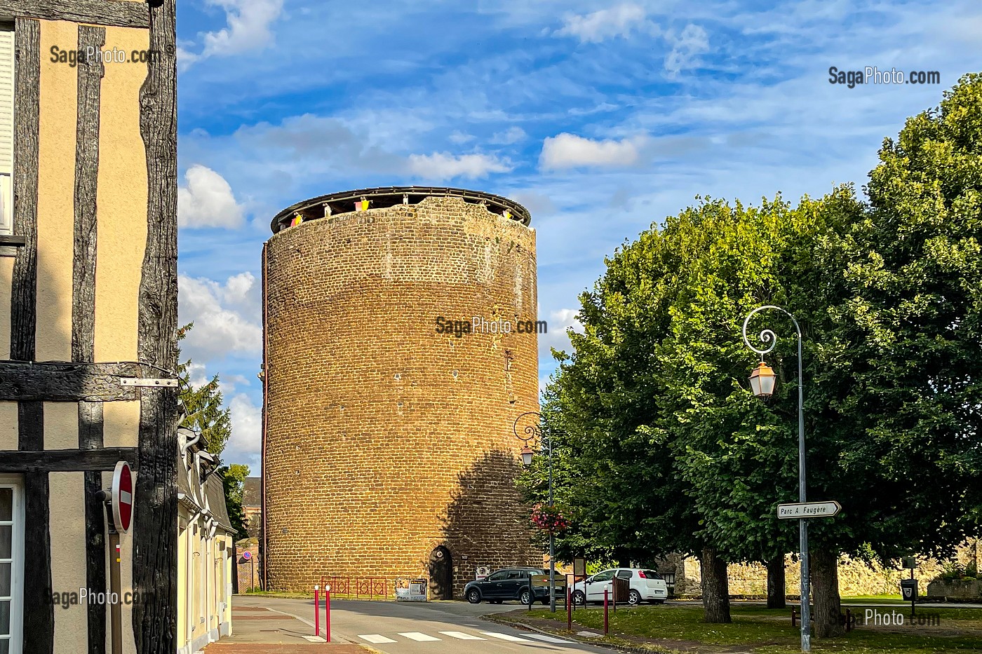 LA TOUR GRISE, ANCIEN DONJON EN PIERRE DE GRISON CONSTRUITE DE 1204 PAR PHILIPPE AUGUSTE, VERNEUIL D'AVRE ET D'ITON, EURE, NORMANDIE, FRANCE 