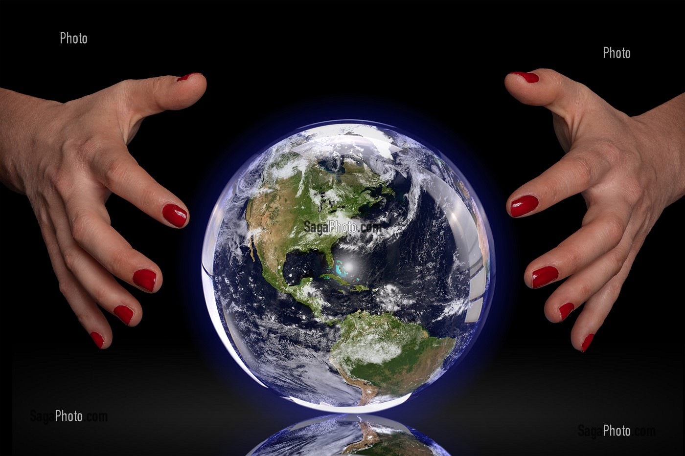 PHOTO CONCEPTUELLE POUR MONTRER LA TERRE DANS UNE BOULE DE CRISTAL POUR LUI PREDIRE UN AVENIR MEILLEUR, EXPOSITION PHOTOGRAPHIQUE ‘TERRE FRAGILE’ DE SENSIBILISATION A L’IMPACT DE L’HOMME SUR LA PLANETE, FRANCE, MONDE 