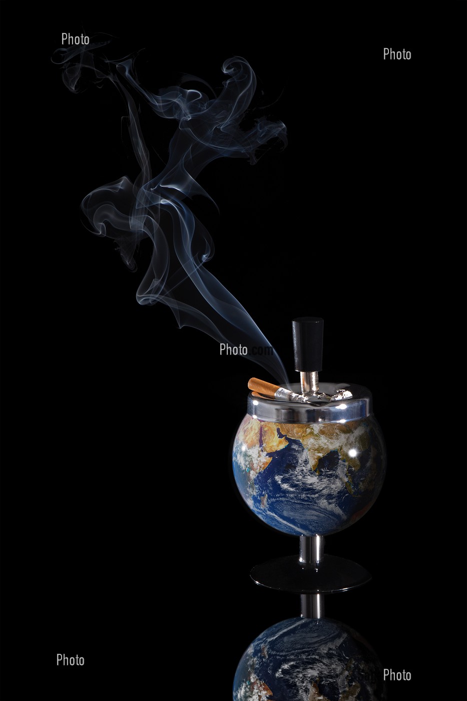 PHOTO CONCEPTUELLE POUR MONTRER LA TERRE QUI FUME COMME UN CENDRIER AVEC UNE CIGARETTE MAL ETEINTE, EXPOSITION PHOTOGRAPHIQUE ‘TERRE FRAGILE’ DE SENSIBILISATION A L’IMPACT DE L’HOMME SUR LA PLANETE, FRANCE, MONDE 