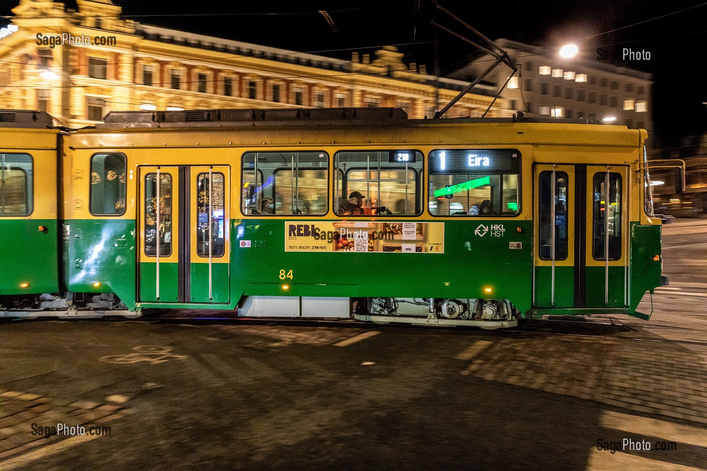 TRAMWAY 84 DANS LA VILLE DE NUIT, HELSINKI, FINLANDE, EUROPE 