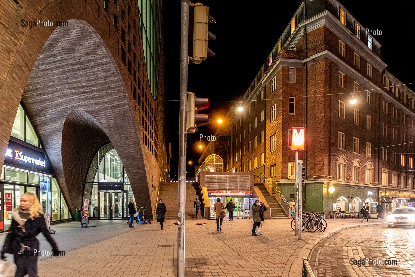 IMMEUBLE DE LA CITE DE L'UNIVERSITE DE NUIT, HELSINKI, FINLANDE, EUROPE 