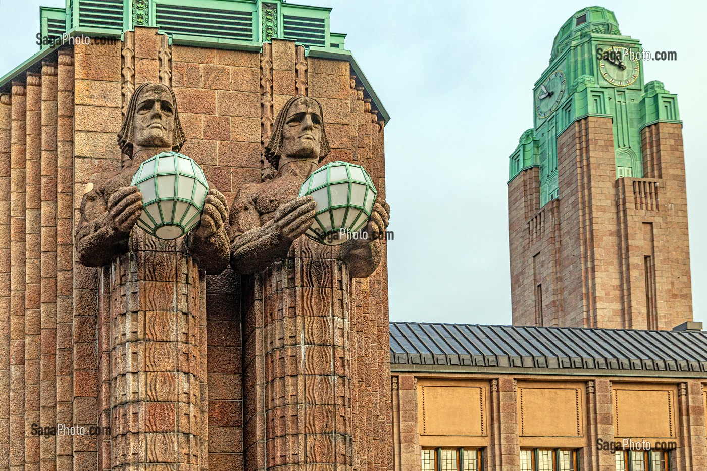 IMPRESSIONNANTES STATUES DES JUMEAUX DE LA GARE CENTRALE AVEC LA TOUR EN ARRIÈRE PLAN, HELSINKI, FINLANDE, EUROPE 