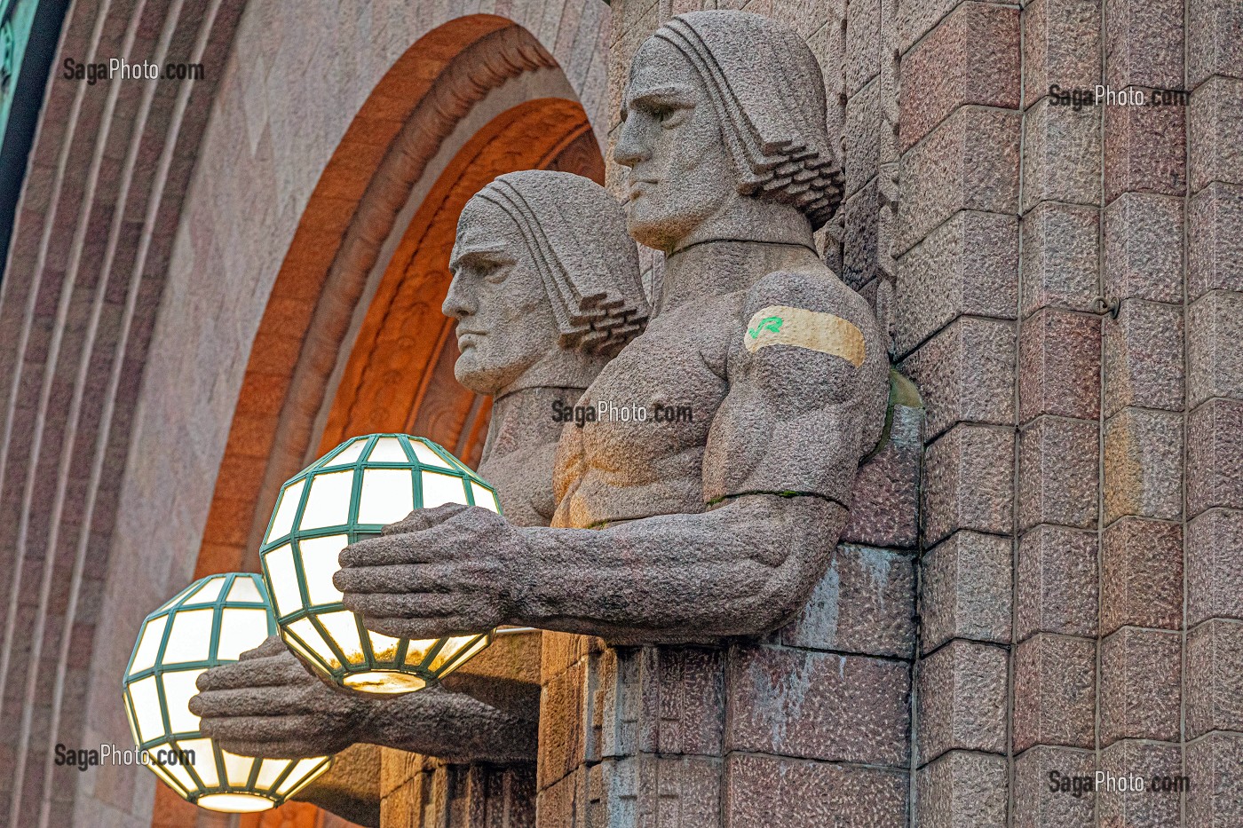 IMPRESSIONNANTES STATUES DES JUMEAUX DE LA GARE CENTRALE AVEC LA TOUR EN ARRIÈRE PLAN, HELSINKI, FINLANDE, EUROPE 