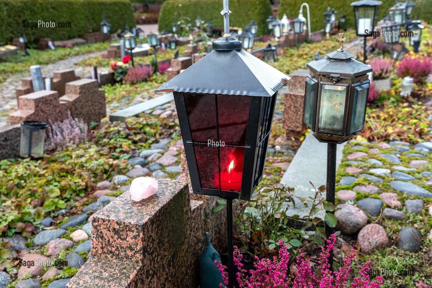 JARDIN DU SOUVENIR AVEC LES URNES FUNERAIRES DU CIMETIERE PRINCIPAL, HELSINKI, FINLANDE, EUROPE 