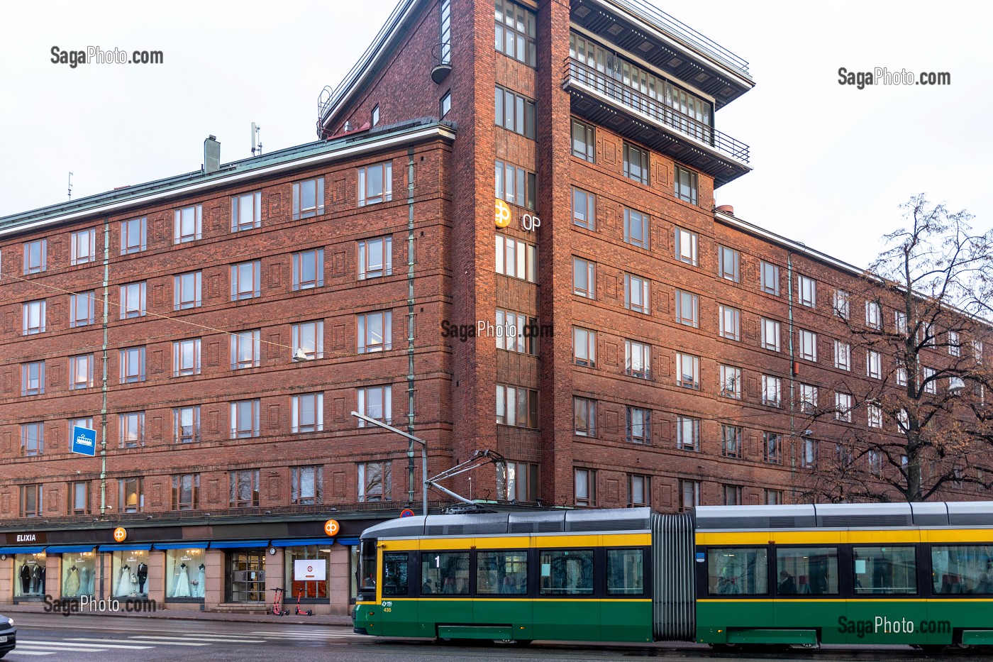 TRAMWAY DEVANT LES IMMEUBLES EN BRIQUE ROUGE TYPIQUE DE L'ARCHITECTURE FINLANDAISE, RUNEBERGINKATU ET ARKADIANKATU, HELSINKI, FINLANDE, EUROPE 