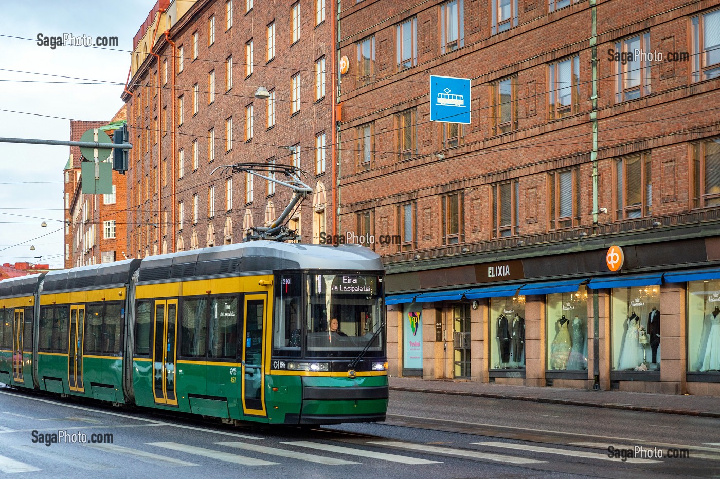 TRAMWAY DEVANT LES IMMEUBLES EN BRIQUE ROUGE TYPIQUE DE L'ARCHITECTURE FINLANDAISE, RUNEBERGINKATU ET ARKADIANKATU, HELSINKI, FINLANDE, EUROPE 