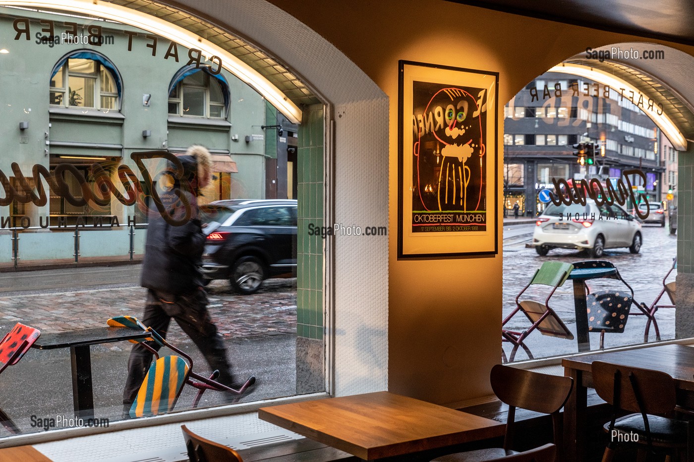 SCENE DE RUE DEPUIS LE CAFE JAVA, KAISANIEMENKATU, HELSINKI, FINLANDE, EUROPE 