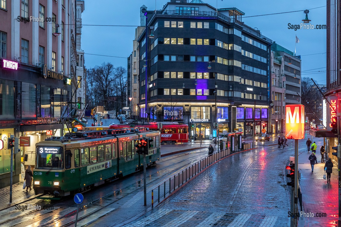 SCENE DE RUE A LA TOMBEE DE LA NUIT AVEC LE TRAMWAY, KAISANIEMENKATU, HELSINKI, FINLANDE, EUROPE 