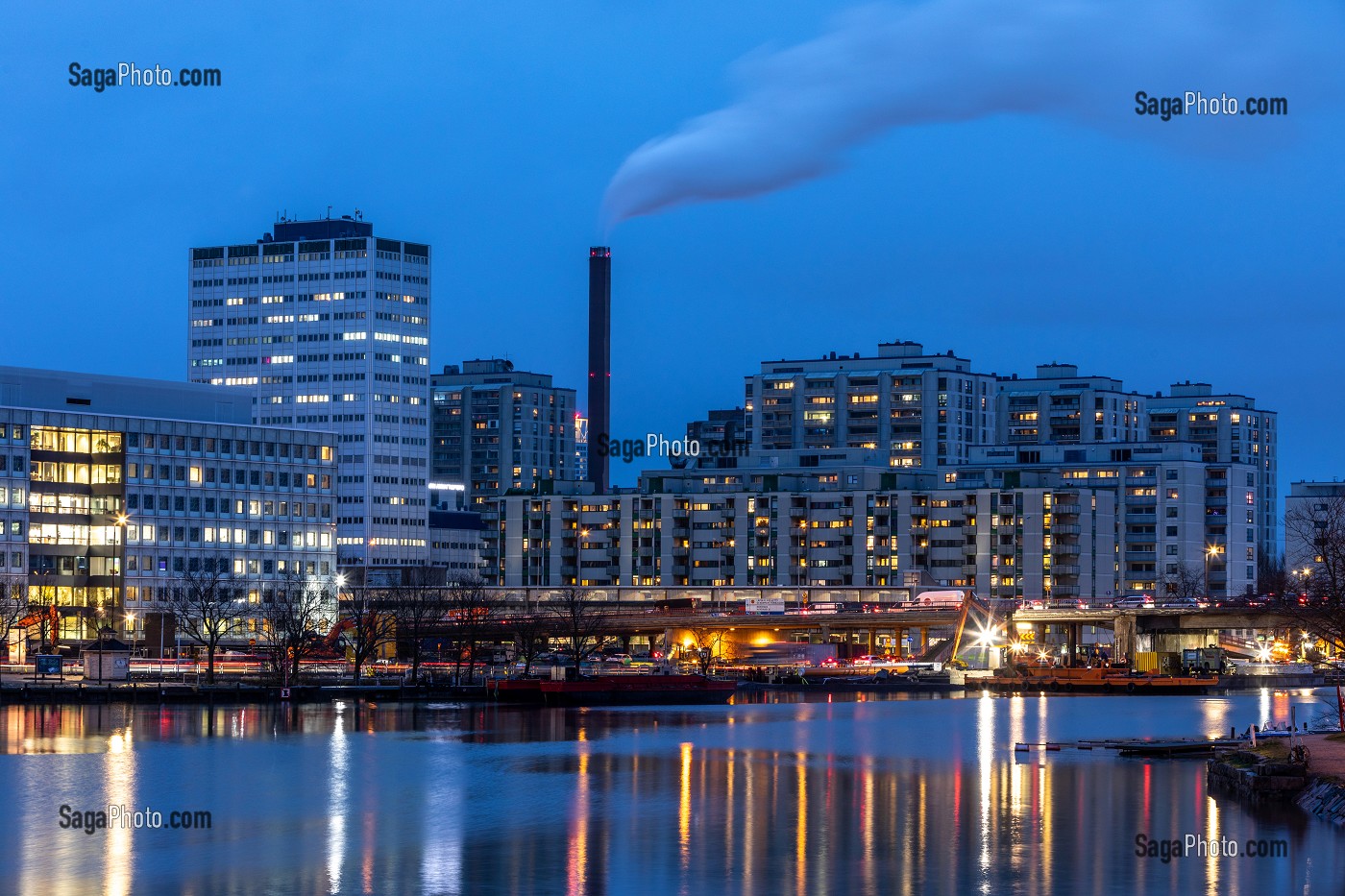 QUARTIER MODERNE DE MERIHAKA AVEC LA CHEMINEE DE LA CENTRALE ELECTRIQUE DE HANASAARI A LA TOMBEE DE LA NUIT, HELSINKI, FINLANDE, EUROPE 