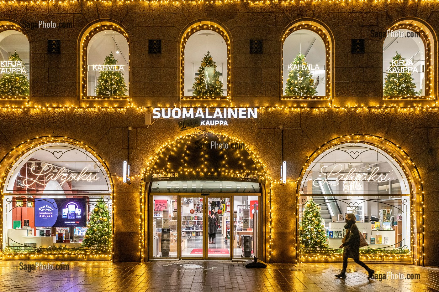 DECORATION DE NOEL DE LA LIBRAIRIE FINLANDAISE SUOMALAINEN KAUPPA, HELSINKI, FINLANDE, EUROPE 