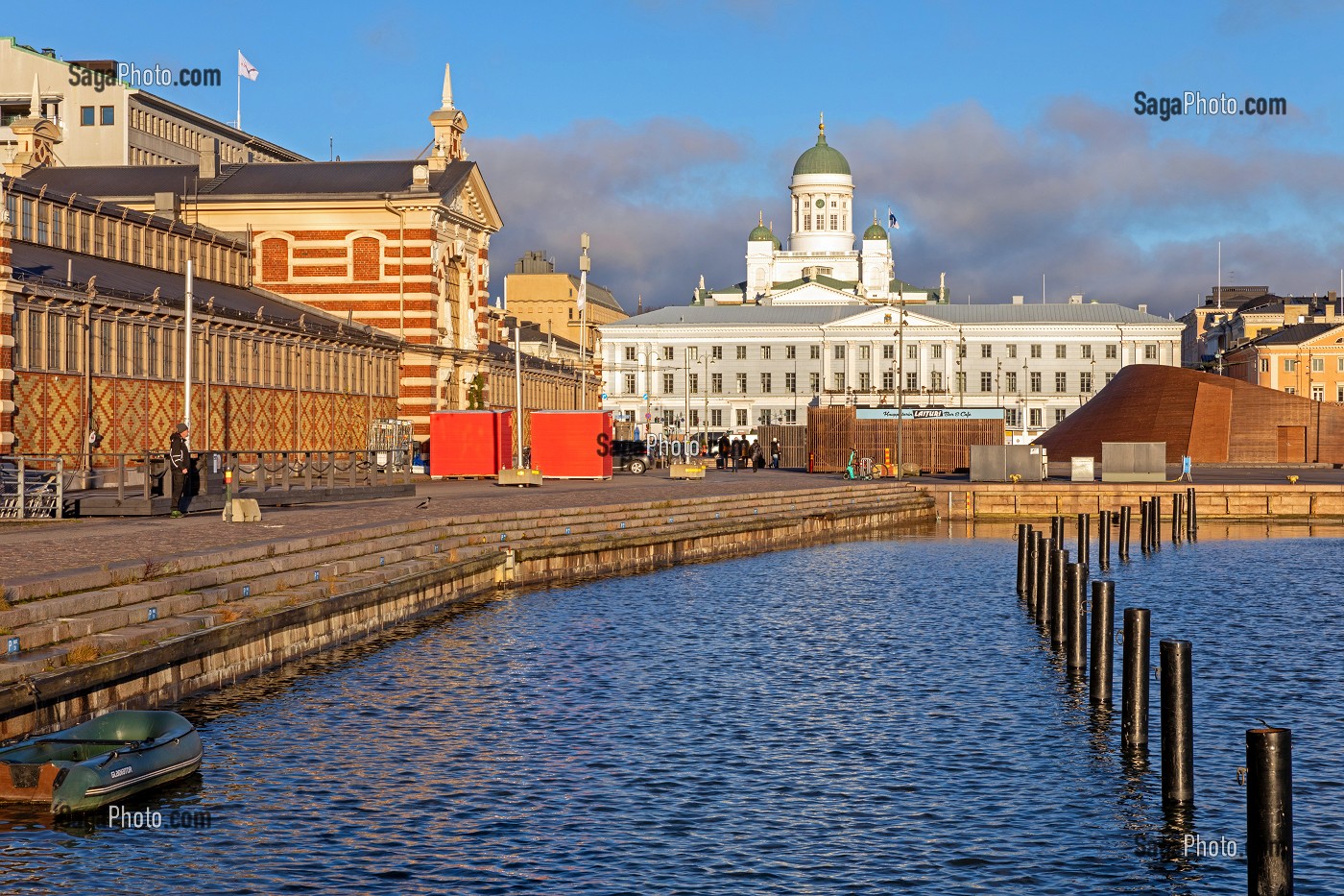 MARCHE COUVERT HISTORIQUE DU XIX EME SIECLE VANHA KAUPPAHALLI AU BORD DU PORT AVEC LA FACADE DE L'HOTEL DE VILLE ET LE DOME VERT DU CLOCHER DE LA CATHEDRALE LUTHERIENNE D'HELSINKI, FINLANDE, EUROPE 