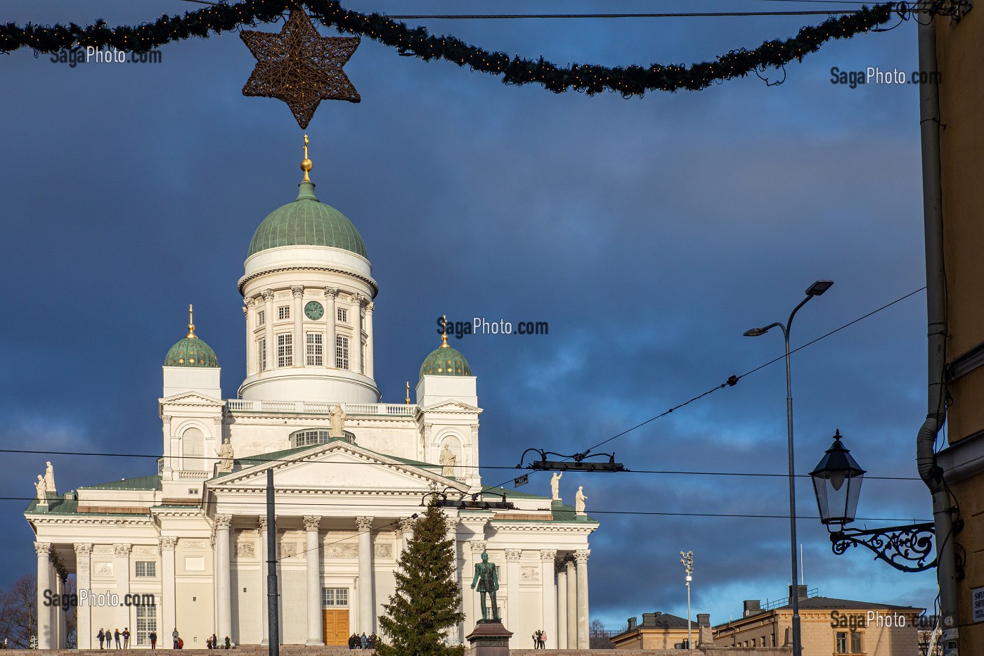 CATHEDRALE LUTHERIENNE AVEC LE DOME VERT DE SON CLOCHER, HELSINKI, FINLANDE, EUROPE 