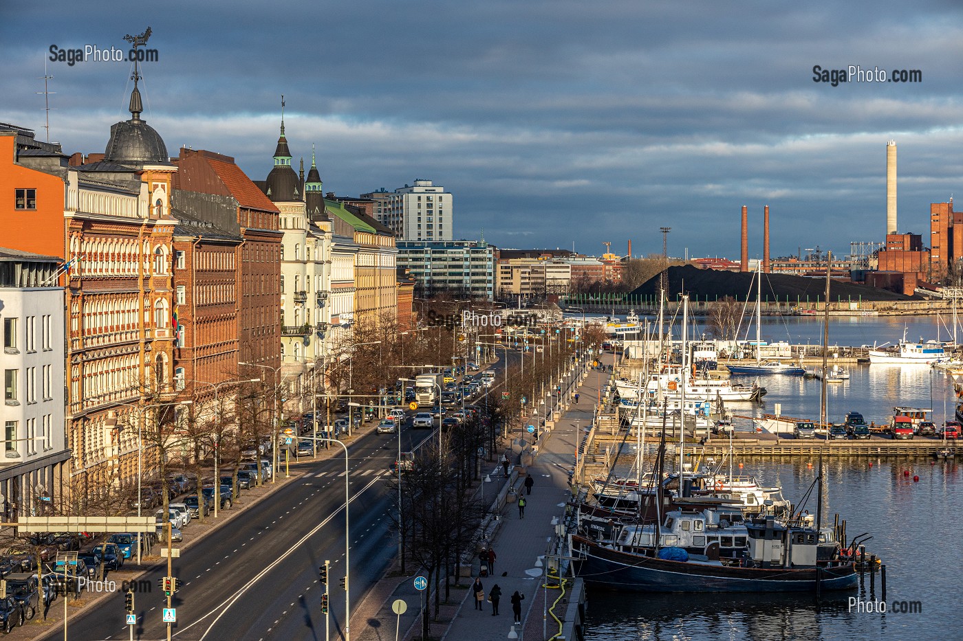 QUARTIER DE KRUUNUNHAKA AVEC LA PORT D'ACCUEIL ET DE PLAISANCE ET LA CENTRALE ELECTRIQUE DE HANASAARI, HELSINKI, FINLANDE, EUROPE 