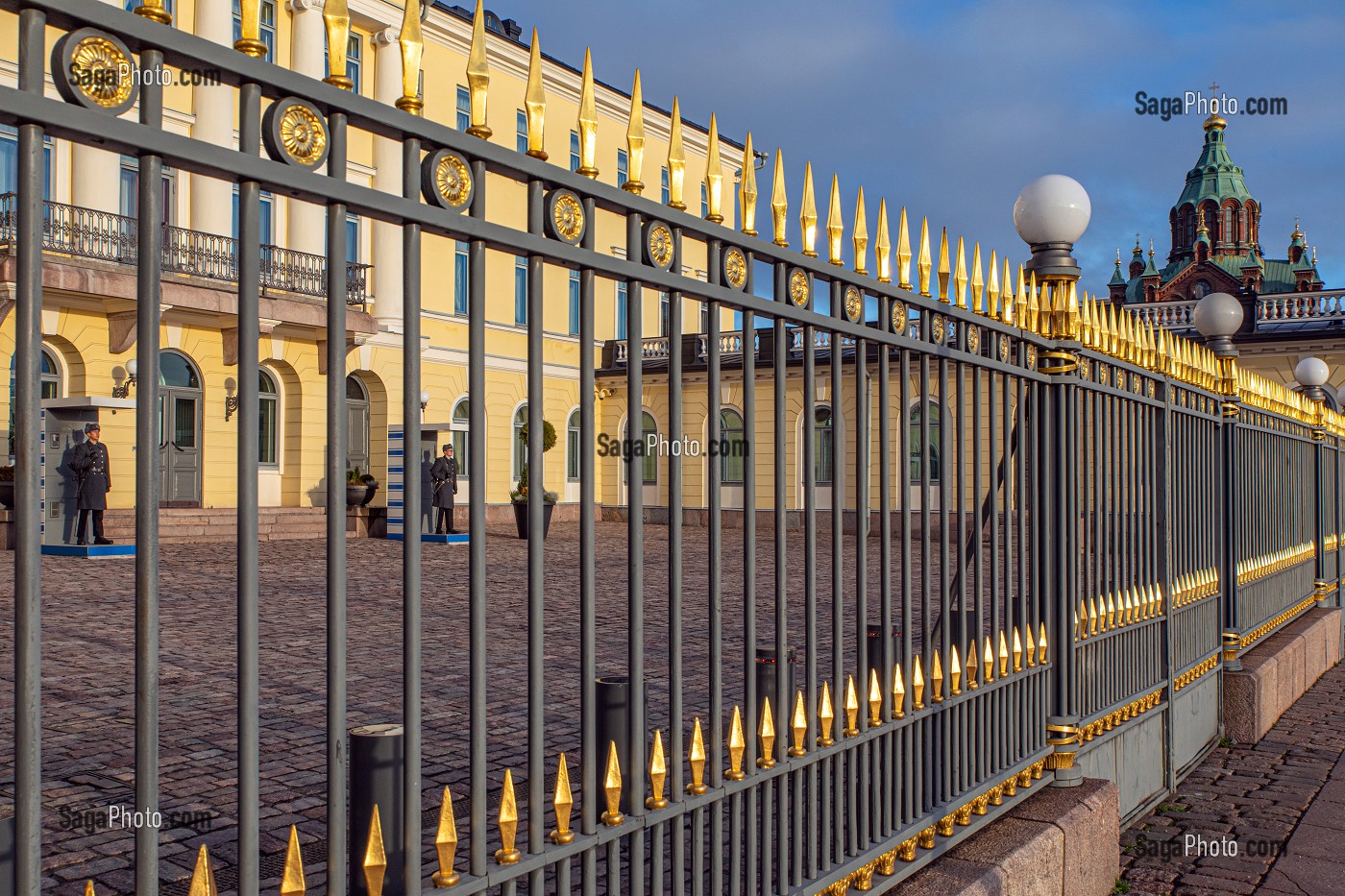 GRILLES ET GARDES REPUBLICAINS DEVANT LA FACADE DU PALAIS PRESIDENTIEL, HELSINKI, FINLANDE, EUROPE 