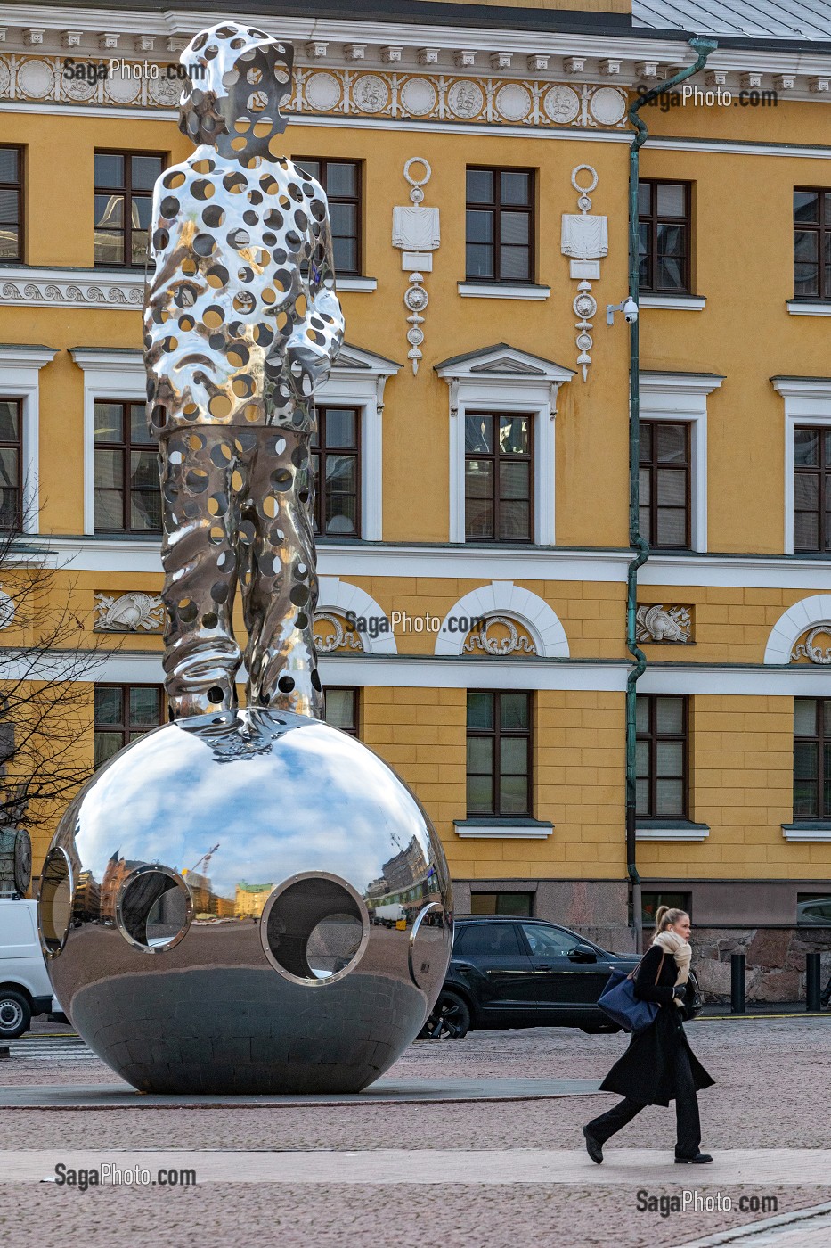 SCULPTURE DE SAPEUR-POMPIERS DEVANT LE MINISTERE DE LA DEFENSE, HELSINKI, FINLANDE, EUROPE 