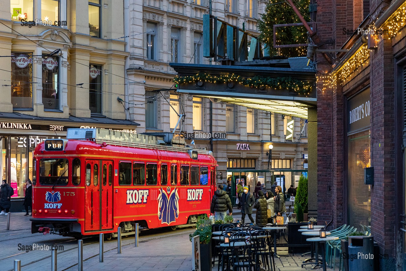 TRAMWAY ROUGE DANS LE QUARTIER DES GRANDS MAGASINS DU CENTRE VILLE, ALEKSANTERINKATU, HELSINKI, FINLANDE, EUROPE 