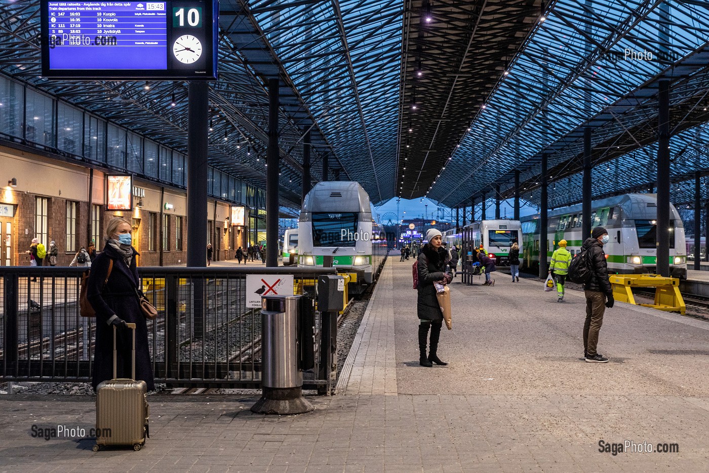 TRAINS A QUAI DANS LA GARE CENTRALE A LA TOMBEE DE LA NUIT, HELSINKI, FINLANDE, EUROPE 