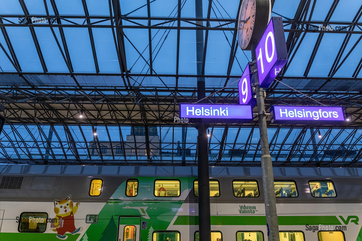 TRAINS A QUAI DANS LA GARE CENTRALE A LA TOMBEE DE LA NUIT, HELSINKI, FINLANDE, EUROPE 