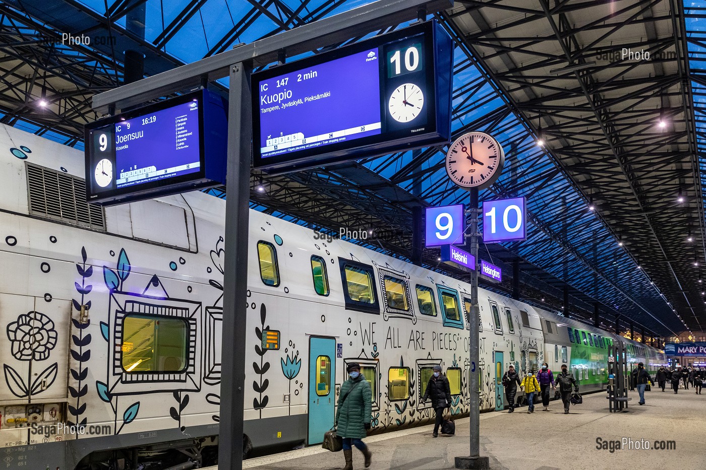 TRAINS A QUAI DANS LA GARE CENTRALE A LA TOMBEE DE LA NUIT, HELSINKI, FINLANDE, EUROPE 