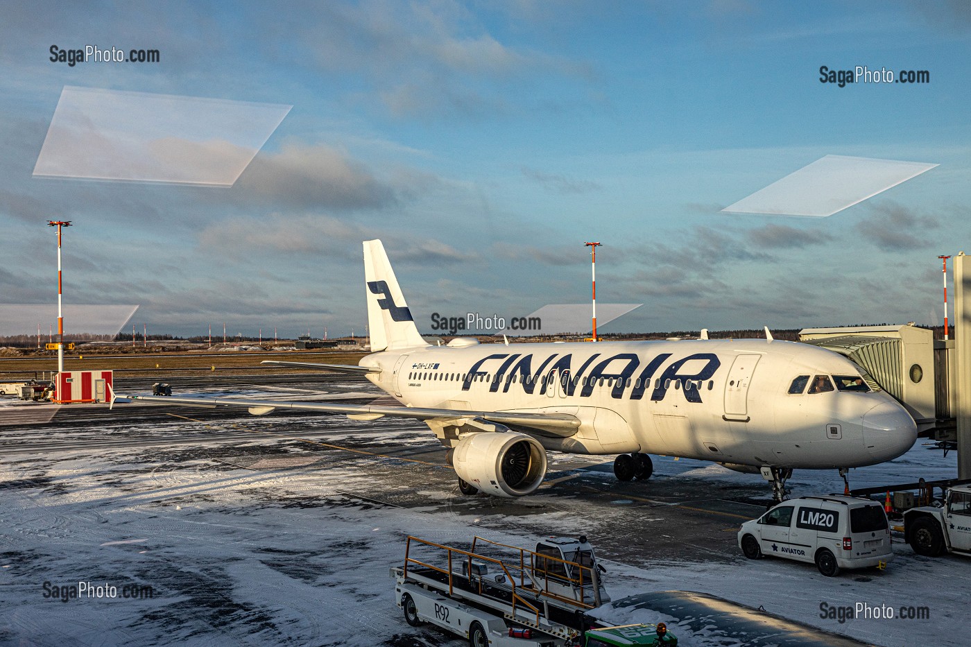 AVION DE LA COMPAGNIE FINNAIR SUR LE TARMAC DE L'AEROPORT D'HELSINKI, FINLANDE, EUROPE 