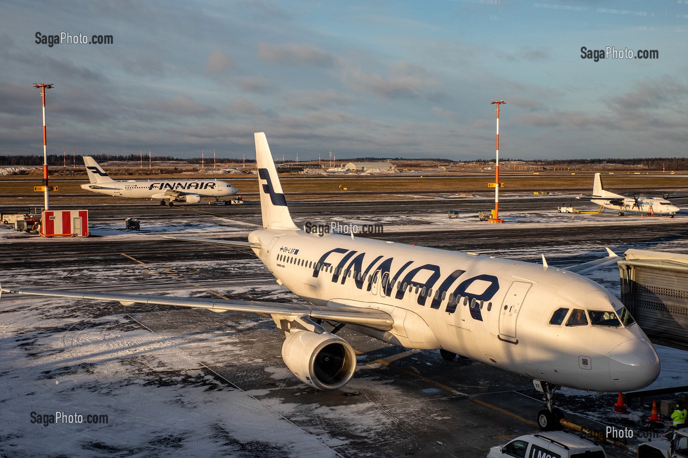 AVION DE LA COMPAGNIE FINNAIR SUR LE TARMAC DE L'AEROPORT D'HELSINKI, FINLANDE, EUROPE 