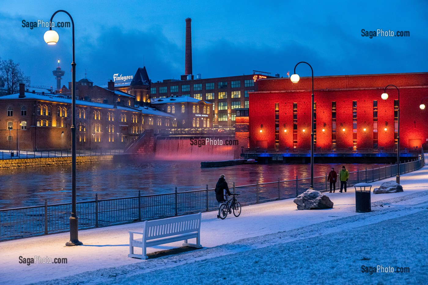 PROMENADE DES ECLUSES DE L'AMOUR, CHUTES DE TAMMERKOSKI AVEC SA CENTRALE HYDRO-ELECTRIQUE, ILLUMINATION DE NUIT, TAMPERE, FINLANDE, EUROPE 