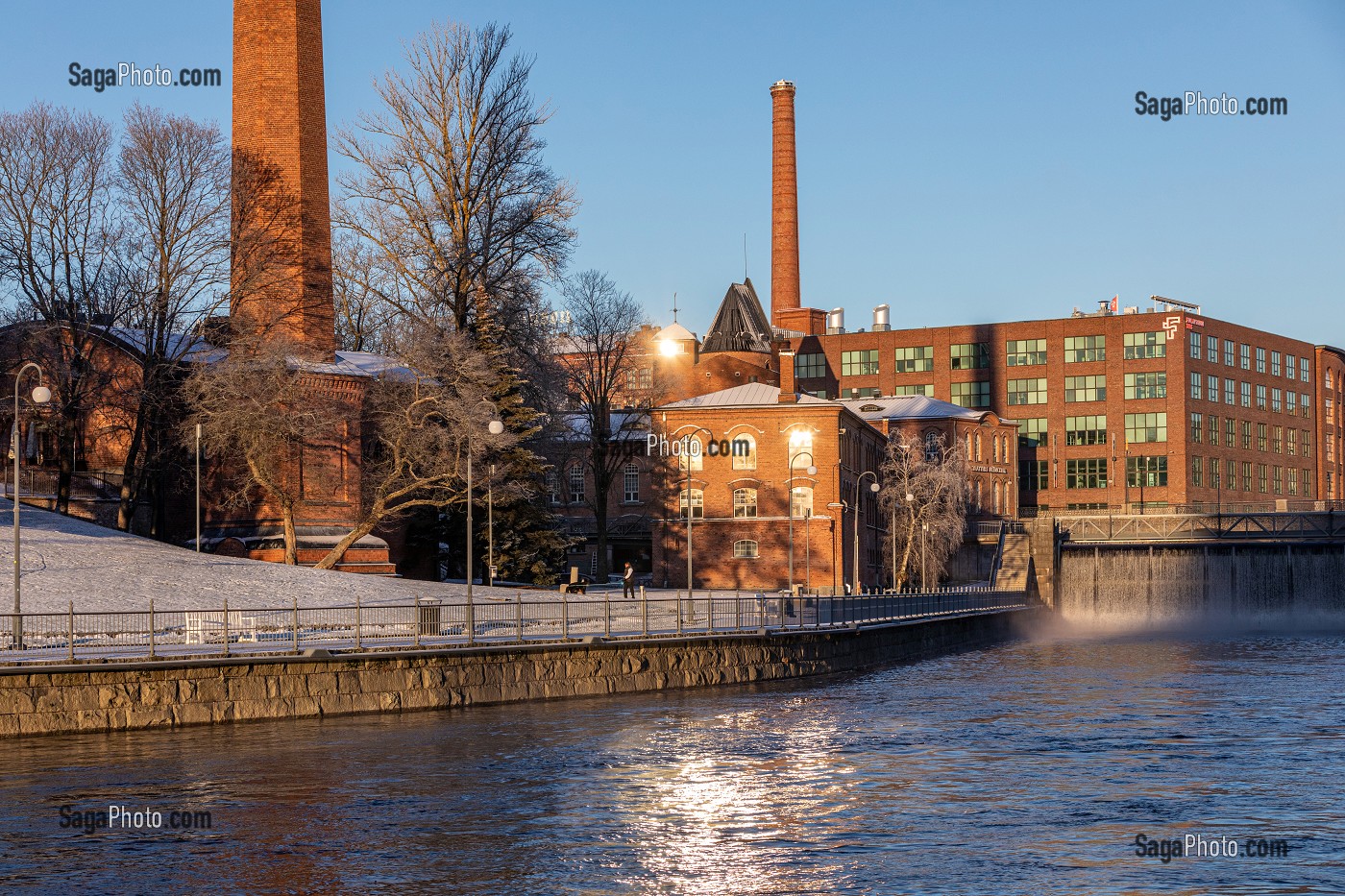 PROMENADE DES ECLUSES DE L'AMOUR, CHUTES DE TAMMERKOSTKI AVEC SA CENTRALE HYDRO-ELECTRIQUE ET LE THEATRE FRENCKELL, TAMPERE, FINLANDE, EUROPE 