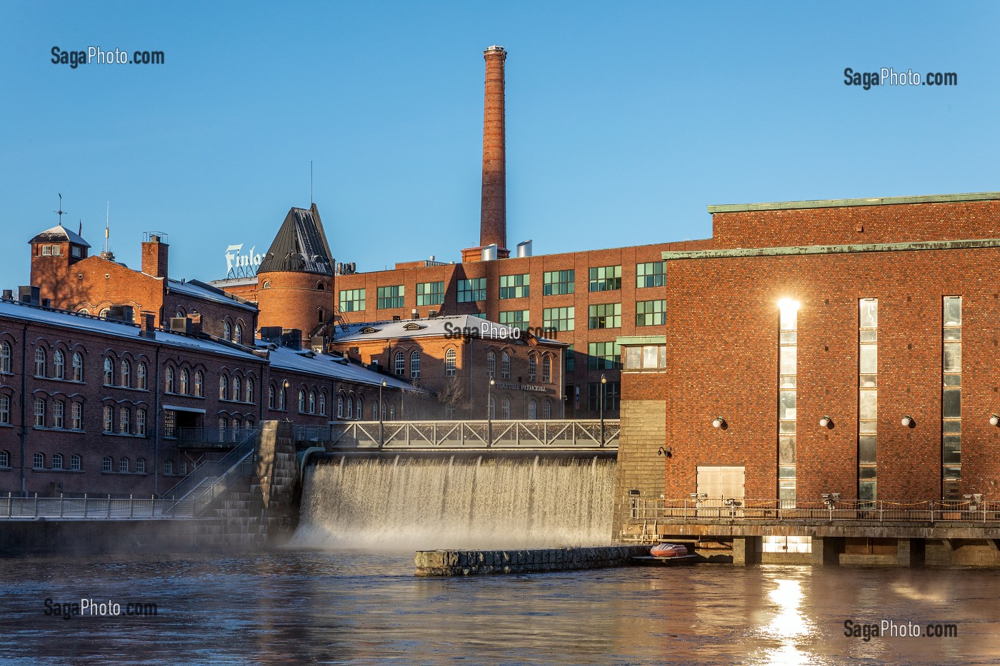 PROMENADE DES ECLUSES DE L'AMOUR, CHUTES DE TAMMERKOSTKI AVEC SA CENTRALE HYDRO-ELECTRIQUE ET LE THEATRE FRENCKELL, TAMPERE, FINLANDE, EUROPE 