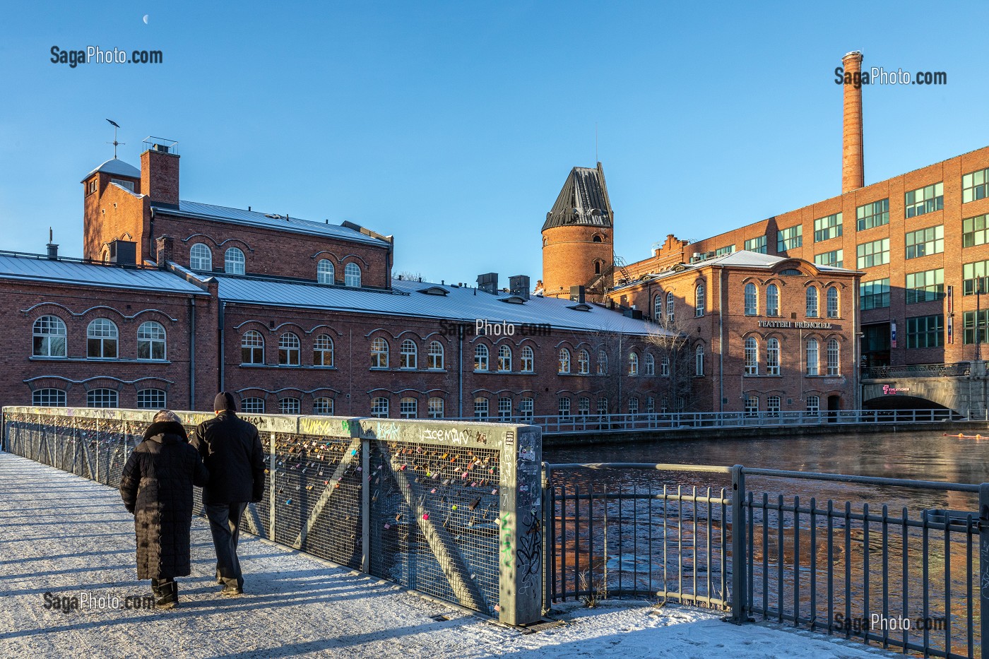 PROMENADE DES ECLUSES DE L'AMOUR DEVANT LE THEATRE FRENCKELL, TAMPERE, FINLANDE, EUROPE 