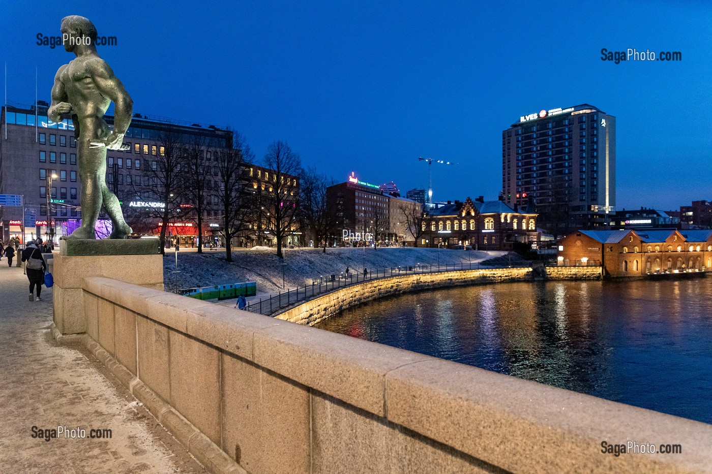 STATUE DE WAINO AALTONEN SUR LE PONT DE LA RIVIERE TAMMERKOSKI, TOMBEE DE LA NUIT, TAMPERE, FINLANDE, EUROPE 