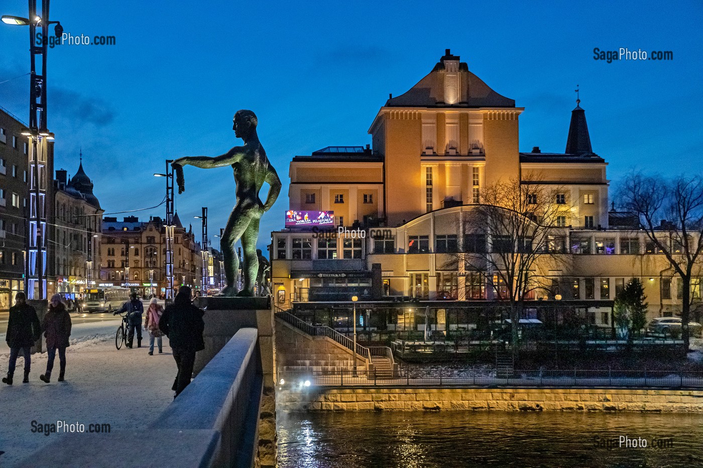 STATUE DE WAINO AALTONEN SUR LE PONT DE LA RIVIERE TAMMERKOSKI ET IMMEUBLE DU RESTAURANT TILLIKKA OY, TOMBEE DE LA NUIT, TAMPERE, FINLANDE, EUROPE 