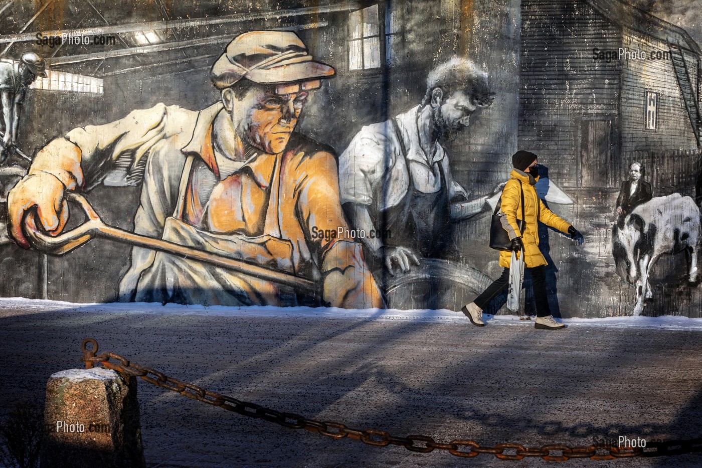 PASSANT DEVANT LES FRESQUES RELATANT LE PASSE INDUSTRIEL DE LA VILLE CONNUE POUR SA METALLURGIE ET SON TEXTILE, TAMPERE, FINLANDE, EUROPE 