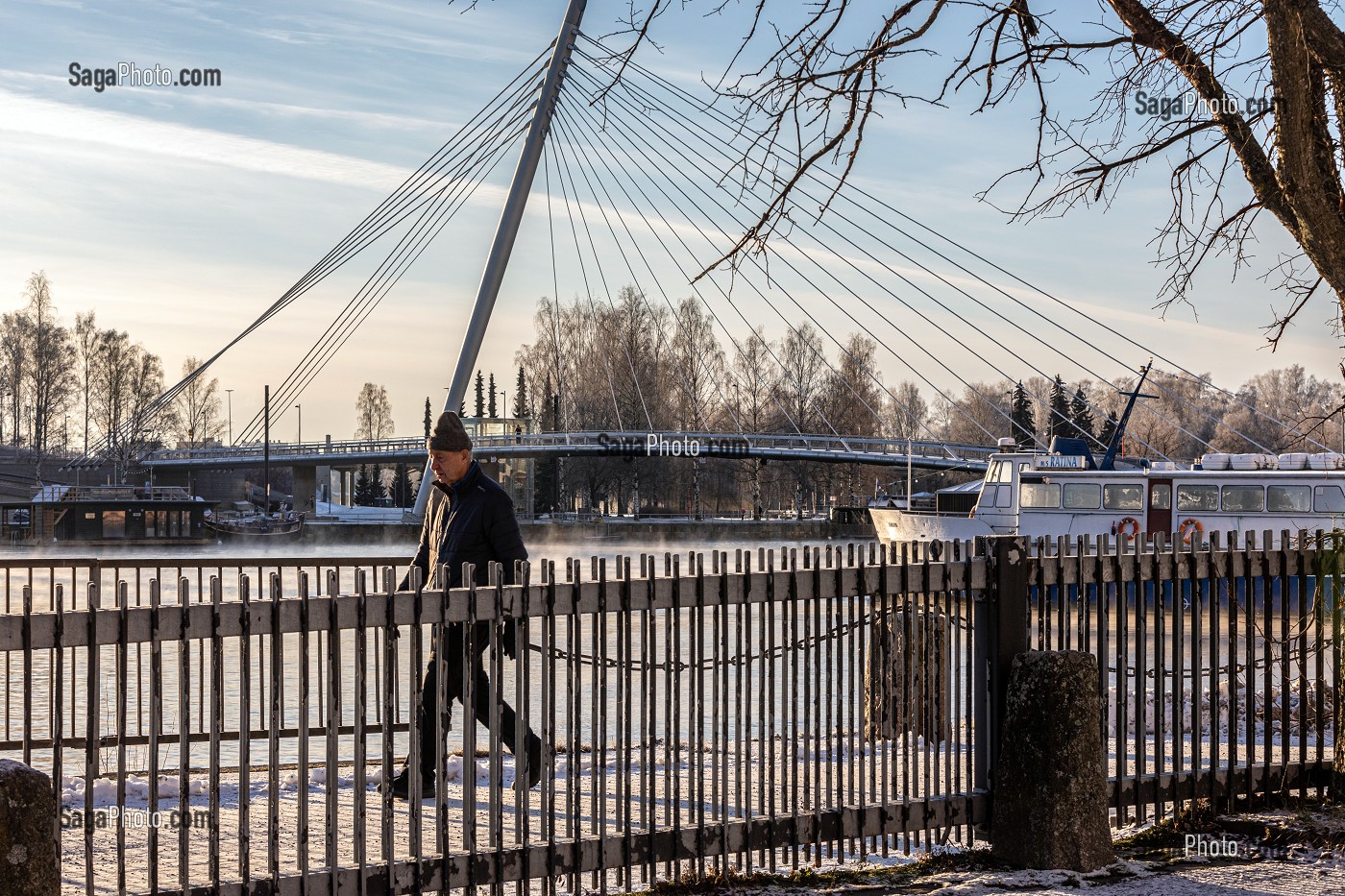 PASSERELLE METALLIQUE POUR LES PIETONS QUI TRAVERSENT LA RIVIERE TAMMERKOSKI, TAMPERE, FINLANDE, EUROPE 