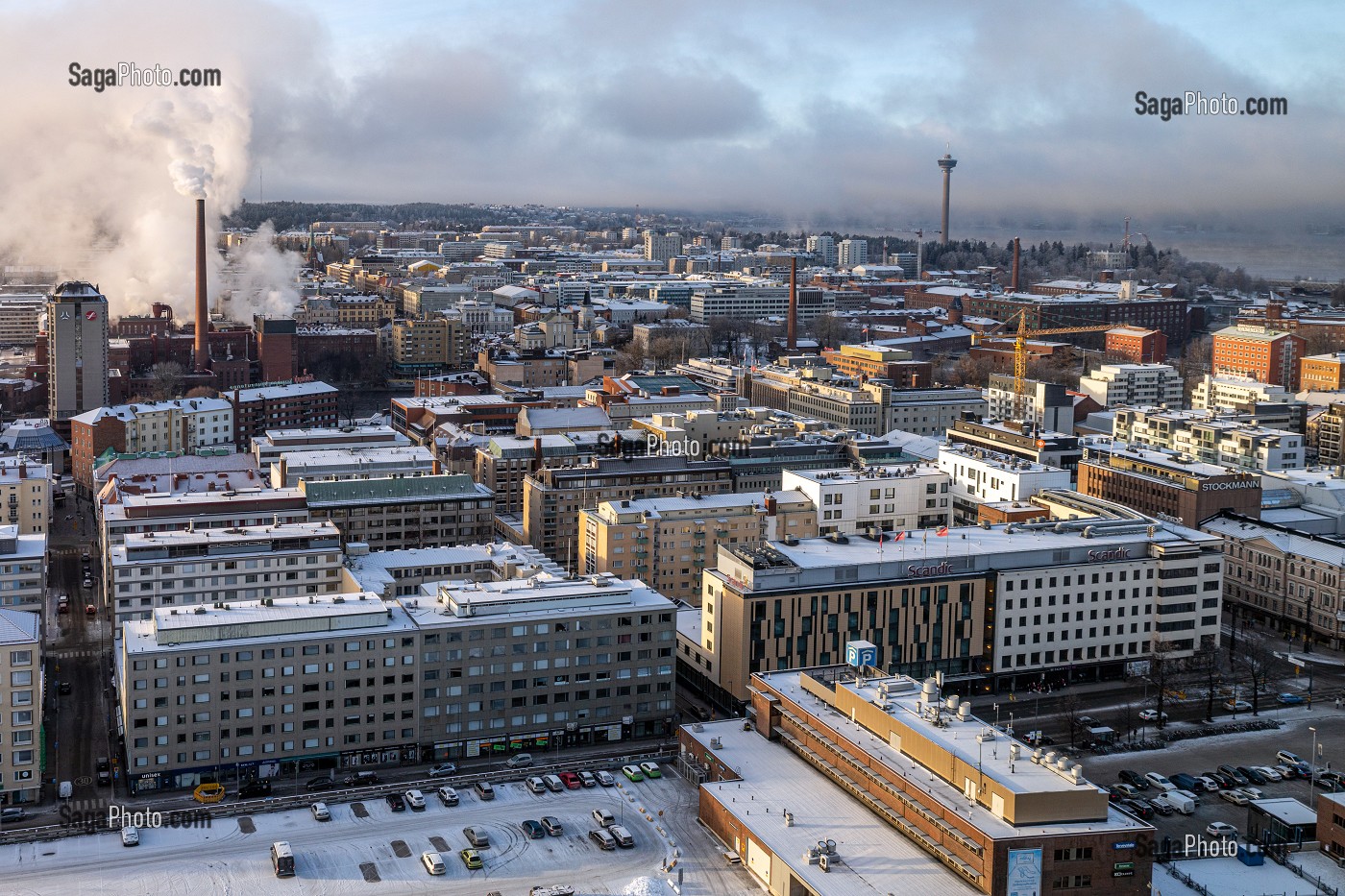 CENTRE-VILLE ET CHEMINEE DE L'USINE DE PRODUCTION DE CARTON METSA BOARD TAKO DEPUIS LE BAR PANORAMIQUE MORO SKY BAR, TAMPERE, FINLANDE, EUROPE 