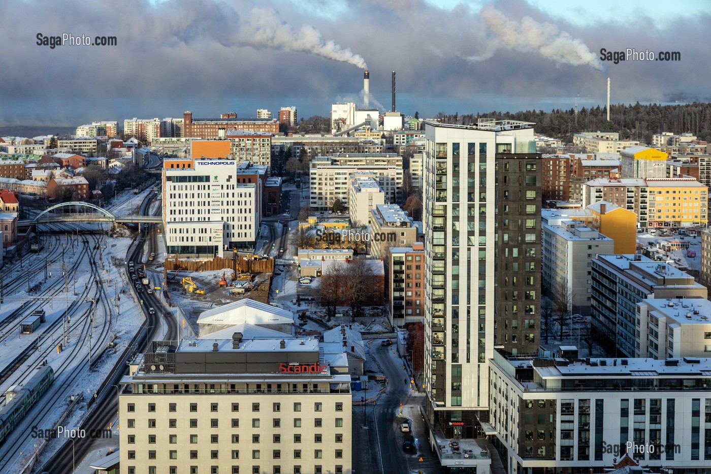 CENTRE-VILLE, GARE ET CHEMINEES D'USINES DEPUIS LE BAR PANORAMIQUE MORO SKY BAR, VILLE INDUSTRIELLE DE TAMPERE, FINLANDE, EUROPE 