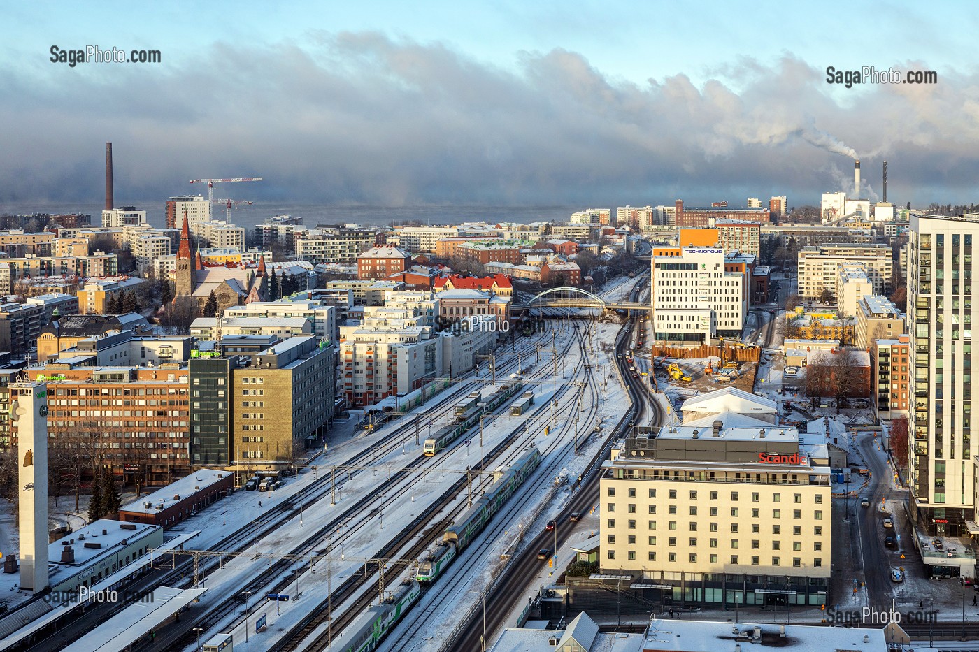 CENTRE-VILLE ET LA GARE CENTRALE DEPUIS LE BAR PANORAMIQUE MORO SKY BAR, TAMPERE, FINLANDE, EUROPE 